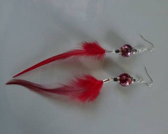 grandes boucles d'oreilles avec perles marbrées rouge/gris et grandes plumes rouges montées sur crochets en métal argenté