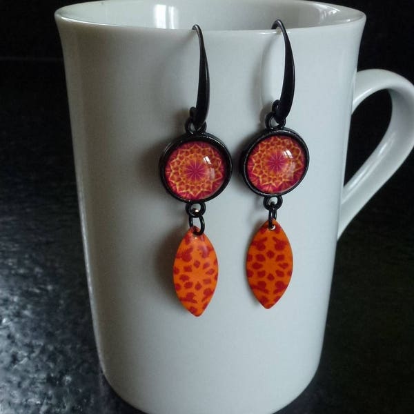 boucles d'oreilles cabochons verre ronds mandala orange/rouge et sequins ovales émaillés 2 faces orange/rouge monté sur crochets métal noir