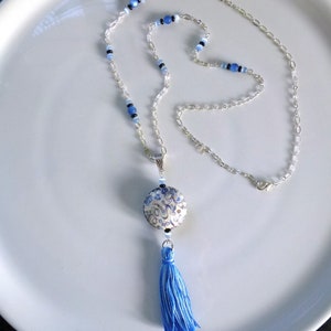 grosse perle porcelaine motifs bleus/beiges sur fond blanc,pompon,perles magiques et perles givrées,rondelles,montée en sautoir sur chaine image 6