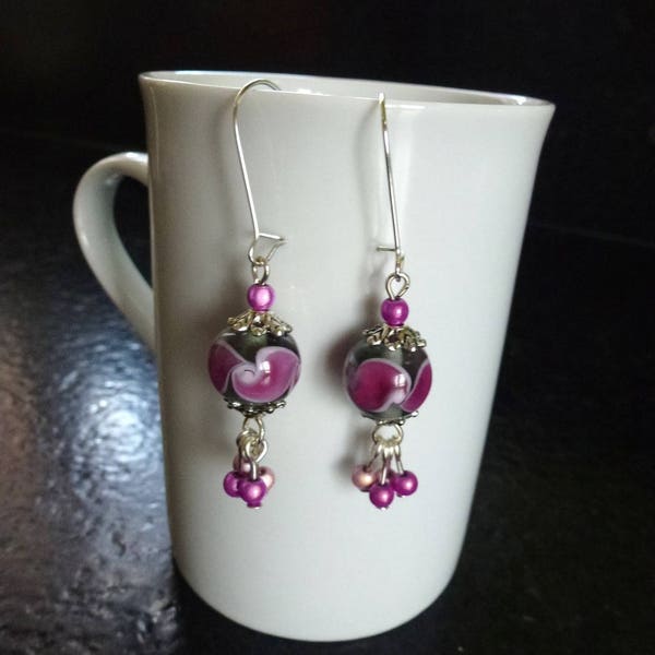 Boucles d'oreilles en perles de verre filées au chalumeau grises et fuchsia montées sur grands crochets