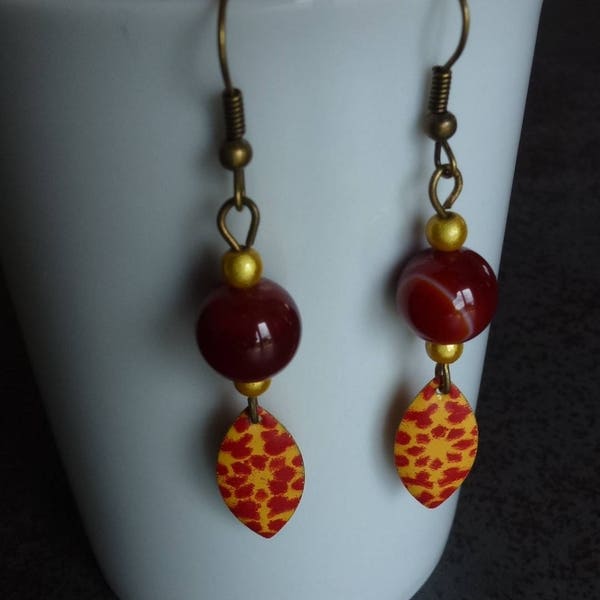 boucles d'oreilles perles rondes en agate rouges et sequins émaillés jaunes motif fleurs rouges montées sur crochets métal couleur bronze