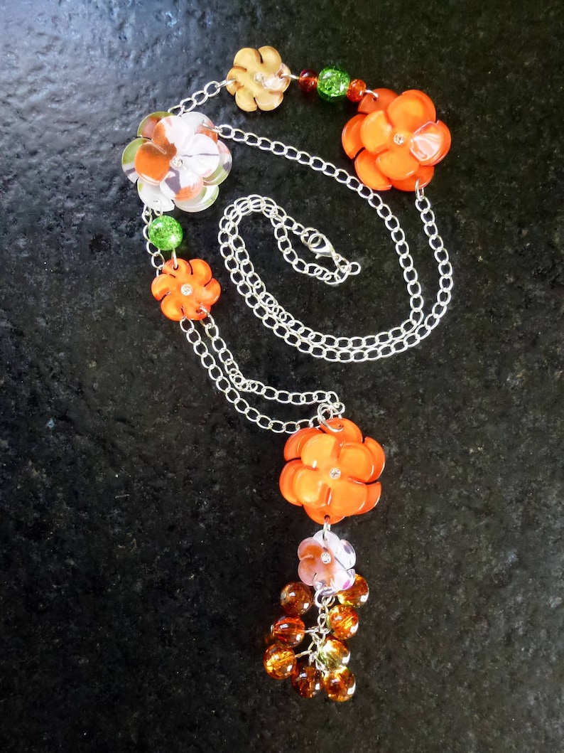 Necklace with beaded flowers in resin and beads Orange green and beige Crackle glass mounted on silver plated chain