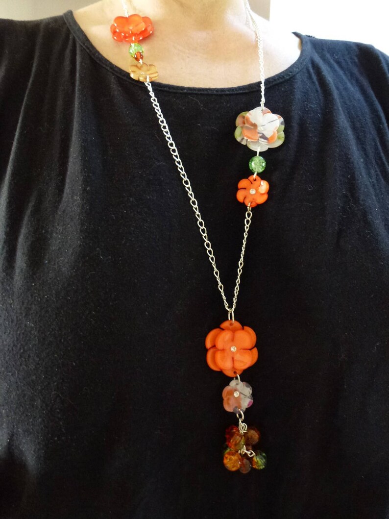 Necklace with beaded flowers in resin and beads Orange green and beige Crackle glass mounted on silver plated chain