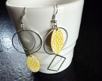 boucles d'oreilles asymétriques, anneaux et losange métal argenté et breloques ovales émaillées jaune/blanc, montées sur crochets
