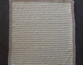 couverture bébé rayée chamois / écru en tricot fait main avec une laine de grande marque, dimensions 51 cm x 59cm