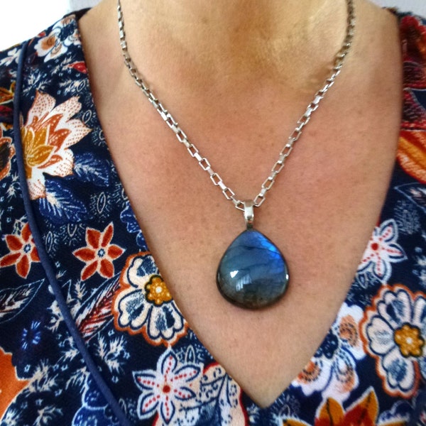 grand pendentif goutte en véritable labradorite bleue monté sur chaine gros maillons en métal argenté, fermeture mousqueton en métal argenté