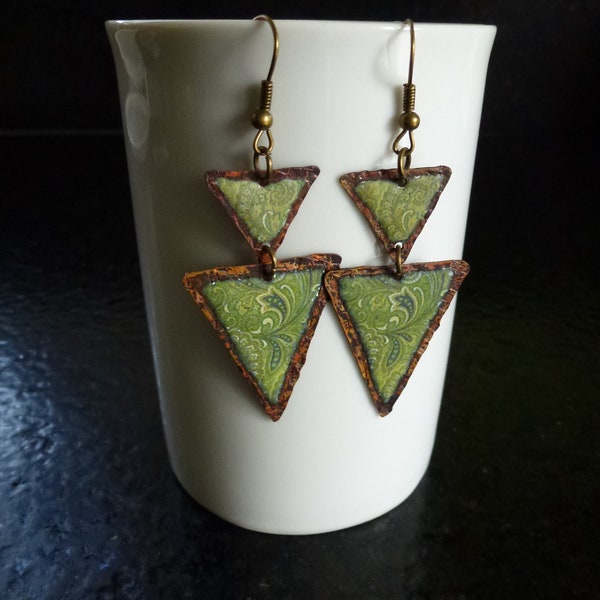boucles d'oreilles composées de 2 triangles en cuivre émaillé motif paisley vert/kaki montés sur crochets en métal bronze,poussoirs silicone