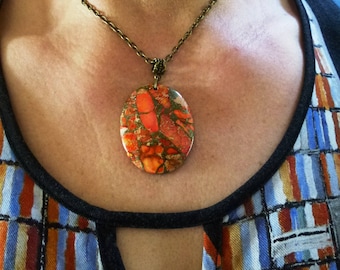 pendentif en agate orange et bronze monté sur chaîne en métal couleur bronze