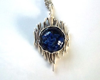 cabochon verre filé au chalumeau fleur bleue serti dans pendentif en métal argenté monté sur chaine fantaisie en métal argenté, mousqueton