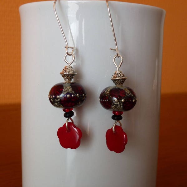 Boucles d'oreilles en perles de verre filées au chalumeau rouges avec liseré argent, perles en verre noires et rouges, sequin