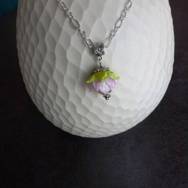 collier avec perle de verre filé au chalumeau fleur blanche, rose et verte montée sur chaine argentée