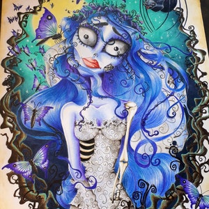 Peut inclure: Une femme aux cheveux bleus, à la peau pâle, aux lèvres cousues et aux grands yeux, portant une robe blanche avec un os dans la main. Elle est entourée de papillons et de vignes, avec une araignée en arrière-plan.