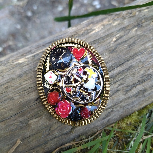 Broche Alice au pays des merveilles