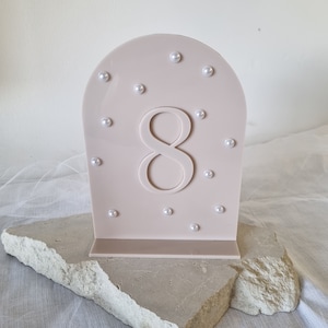 Número de mesa de casamento em pérola, placa de mesa neutra, placa de mesa para casamento, casamento moderno, sinalização em arco, inspiração para casamento de luxo, casamento neutro