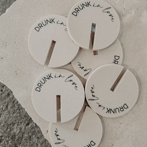 Acryl drankje tags, drankje toppers, gepersonaliseerde drankje toppers, acryl drankje accessoires, ronde glazen schijven met naam, bruiloft, MINIMAAL