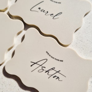 Marcadores de lugar de acrílico ondulados, etiqueta de acrílico com nome, assentos de casamento personalizados, ideias de lembrancinhas de casamento, marcadores de lugar de casamento, casamento neutro