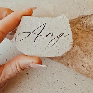 Tarjetas de lugar de piedra, tarjetas de lugar para invitados con nombre, asientos de boda personalizados, ideas para regalos de boda, tarjetas de lugar para boda, boda neutral