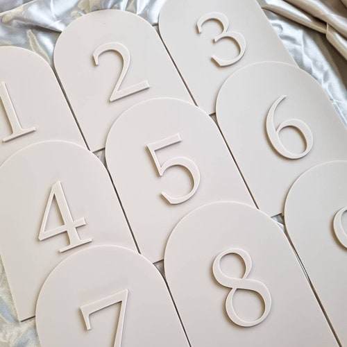 Numéro de table de mariage avec empattements, enseigne de table neutre, plaque de table pour mariage, mariage moderne, signalétique sous arche, inspiration mariage de luxe, mariage neutre