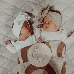 Cartello "Siamo qui" per neonati, Cartello per gemelli, Gemelli neutri, Cartello per gemelli, Regalo per gemelli, Regalo per baby shower, Annuncio di nascita