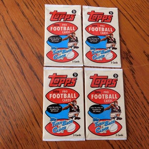 2006 Topps FOOTBALL Turn Back The Clock-kaarten, VIER in de fabriek verzegelde pakketten voor verzamelaars, feestdagen en verjaardagen. Elk pakket bevat 5 kaarten.