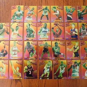 Conjunto completo de 27 cartas de basquete da Topps Finest NBA de 1993-1994, atração principal, impecável, em caixa de presente de plástico, para colecionadores, feriados e aniversários.