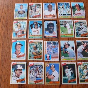 100 tarjetas de béisbol de los ORIOLES de los años 70 y 80 en una caja de regalo de cartón para cumpleaños, festividades y coleccionistas. Incluye exestrellas y miembros del Salón de la Fama.