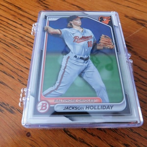 Collezione di 50 diverse carte da baseball degli ORIOLES in una scatola regalo di plastica trasparente per compleanni, festività e collezionisti. Stelle attuali ed ex.