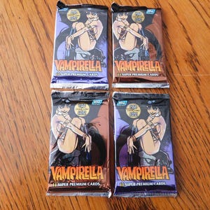 VAMPIRELLA Sammelkarten, vier 1995 TOPPS Comics Card Factory versiegelte Folienpackungen Für Sammler, Feiertage und Geburtstage.  11 Karten pro Packung.