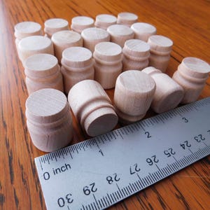 20 MASON lub JELLY JARS, niedokończone drewniane miniatury, do projektów rzemieślniczych i zabawek oraz miniatury domków dla lalek. Każdy słoik ma 1" wysokości z podstawą o średnicy 3/4"