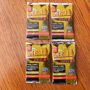 1995 Topps 3-D BASEBALL Cards, quattro confezioni foil sigillate della serie 1 DIMENSION III, per collezionisti, festività e compleanni. Ogni confezione contiene 5 carte.