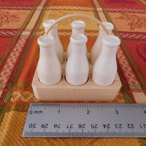 6 MILCHFLASCHEN Weiß bemalt in unfertige Holz Kiste oder Kiste mit Griff für Kunsthandwerk und Puppenhaus Miniaturen.  Die Flasche ist 2 &quot;groß, 13/16&quot; Basis