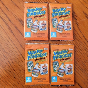 Cartões de adesivos Topps WACKY PACKAGES, 4 pacotes de papel alumínio totalmente novos da série 3, lacrados de fábrica, 2006, para colecionadores, feriados e aniversários. 6 adesivos/pacote.