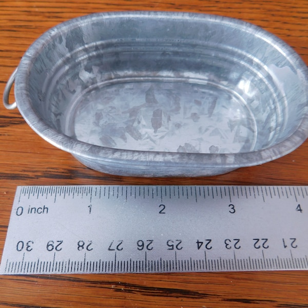 One (1) Miniature Metal Washtub, Galvanized, with Metal Handles. The tub measures 4" (10.1 cm) x 2.6" (6.6 cm) x 1" (2.5 cm).