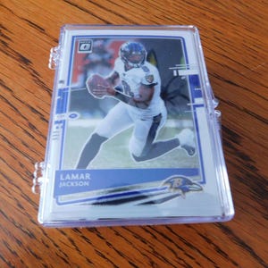 Colección de 40 tarjetas de fútbol de los Baltimore RAVENS en una caja de regalo de plástico transparente para coleccionistas, días festivos y cumpleaños. Estrellas actuales y anteriores