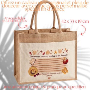 Peut inclure: Un sac fourre-tout beige avec une poche avant blanche. Le sac présente un motif sur le thème de la plage avec des coquillages, un livre, un chapeau et le texte "Maîtresse en vacances, veuillez ne pas déranger!". Dimensions : 42 x 33 x 19 cm.