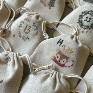 Peut inclure: Sacs en lin beige avec cordon de serrage, chacun orné d'une illustration de Noël unique et d'un numéro de 1 à 24. Les sacs présentent des motifs festifs tels que du houx, des couronnes et des cerfs, parfaits pour un calendrier de l'Avent.