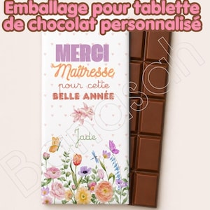 Peut inclure: Une tablette de chocolat avec un emballage personnalisé. L'emballage blanc présente un motif floral avec des fleurs roses, oranges et violettes, des papillons et des libellules. Le texte sur l'emballage dit "MERCI Maîtresse pour cette BELLE ANNÉE" et le nom "Jade".