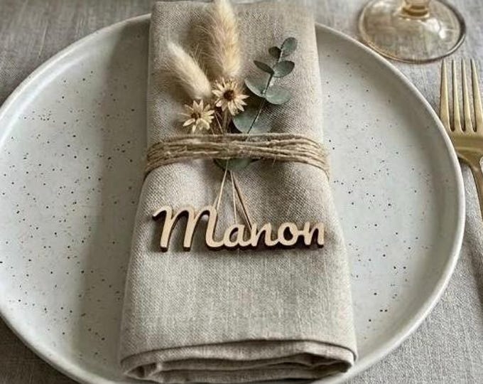 Personalized wooden place card – Natural elegance for your table