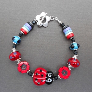 Bracelet coccinelle au chalumeau : bijoux artisanaux bohèmes en perles de fleurs en céramique