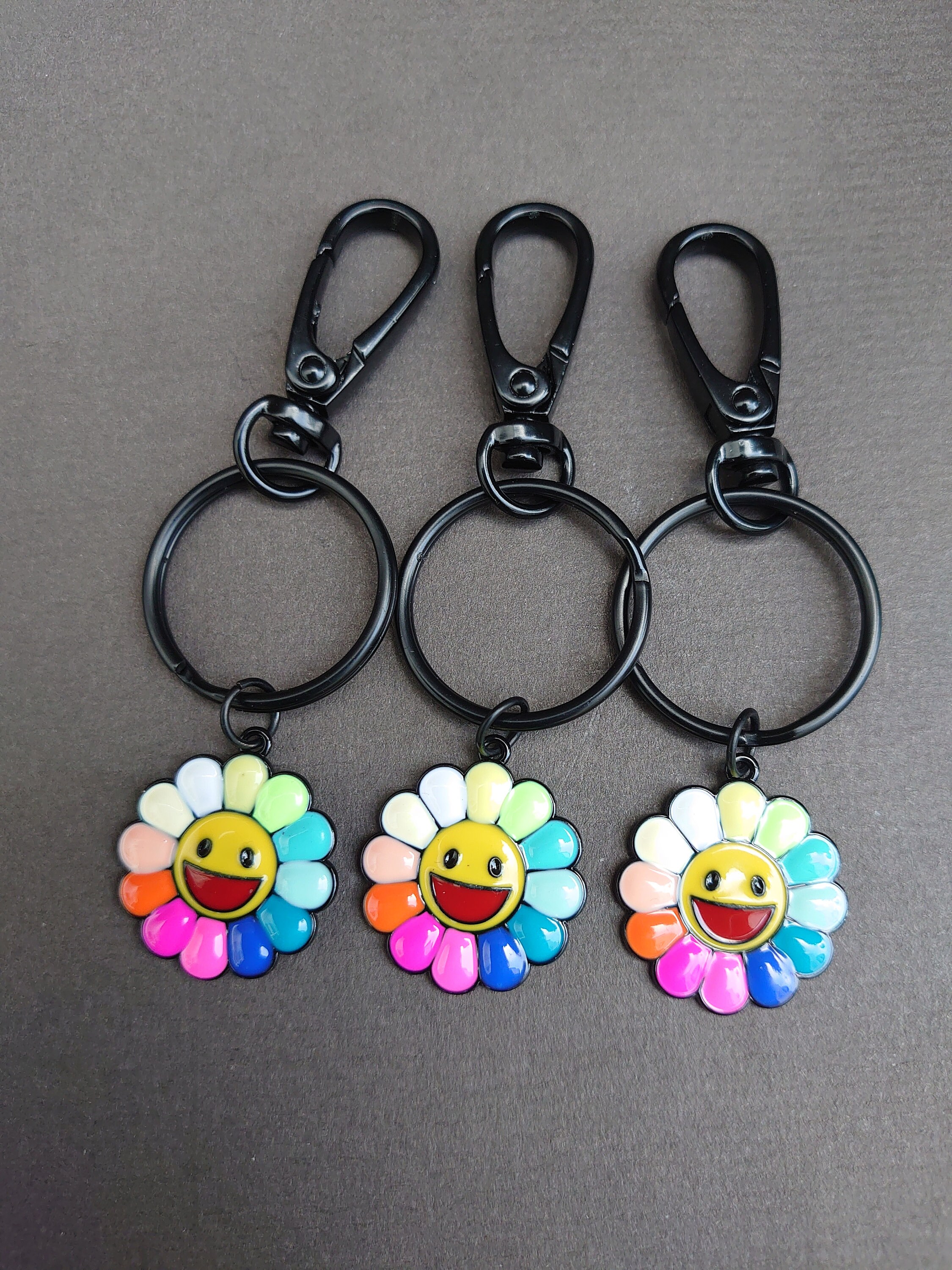 TAKASHI MURAKAMI FLOWER EMOJI KEYCHAIN D - EllisonbronzeShops