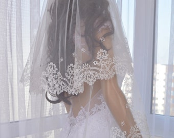 Velo da sposa a due strati, lungo fino alla punta delle dita, con pizzo ricamato e pettine.