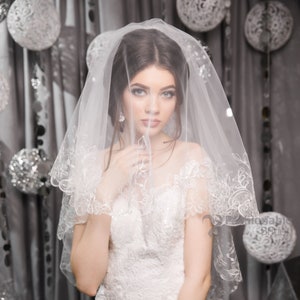 Aularso 2 Tier Lace Wedding Veils for Brides Short Fingertip Length Bridal  Ve