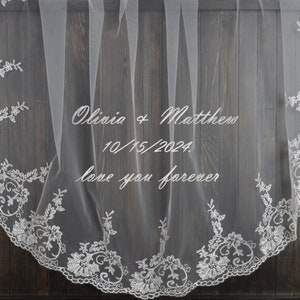 Puede incluir: Velo de novia blanco con delicado encaje y texto bordado: "Olivia & Matthew 10/15/2024 Love you forever".
