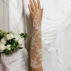 Lace Bridal Gloves,Bridal Gloves,Wedding gloves embroidered with beads,Lace Gloves.