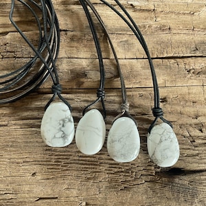 Lederband * Magnesit * Lederkette * Kette * Leder * Trommelstein * gebohrter Stein * weiß * Männerkette * Männerschmuck * Kinderkette