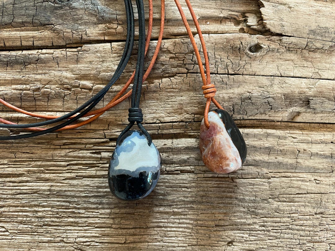 Collier En Cuir Avec Pendentif Coeur En Sardonyx (pierre Naturelle) - Longueur 41-45 Cm - Neuf Sans Emballage
