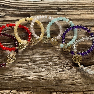 Armband &quot;7 Chakra Armbänder&quot; Granat, Karneol, Calcit, Rosenquarz, Aquamarin, Amethyst, Bergkristall * elastisches Armband * Chakra Armband *