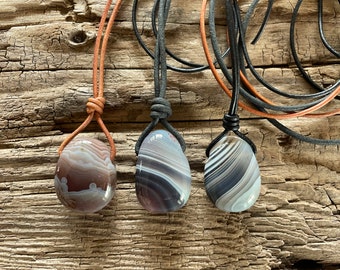 Leather strap with "Botswana Agate" * Leather * Strap * Protective stone * Drilled stone * Tumbled stone * Stone on strap * Men's necklace * Children's necklace *