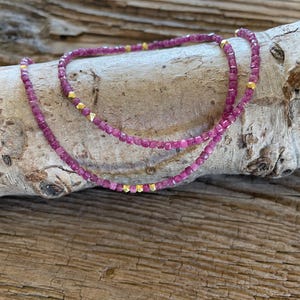 Collana con pietre preziose "Piccolo Rubino" Rubino, forma cubica * Collana * Catena * Chakra della Radice * Collana Chakra * Argento sterling placcato oro * Ottaedro d'oro