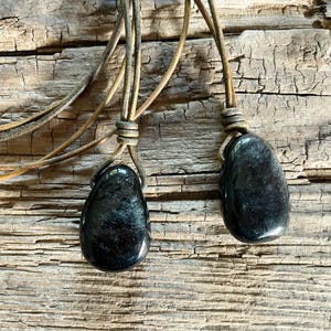 Lederband * Hypersthen * Lederkette * Leder Kette * Männerschmuck * Männerkette * gebohrter Stein * Trommelstein * Kinderkette * schwarz *